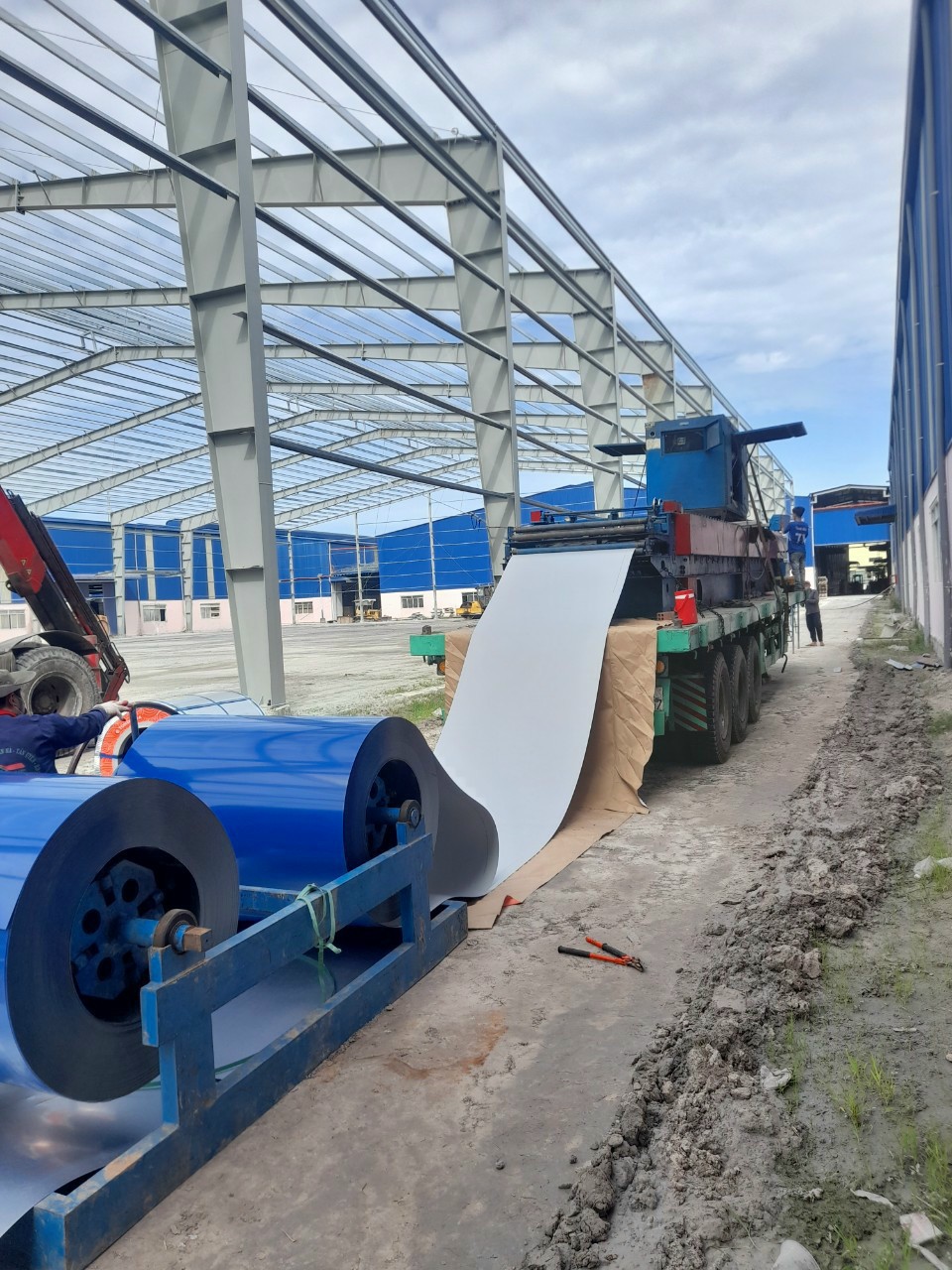 Tôn Hoa Sen cán cliplock, cán tôn tại công trình, giá tốt nhất Miền Nam