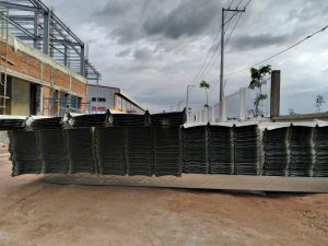 Giá cho thuê máy cán tôn cliplock khổ 975mm, cán tận chân công trình