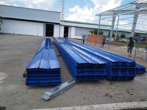 Giá cho thuê máy cán tôn cliplock khổ 945mm, cán tận chân công trình