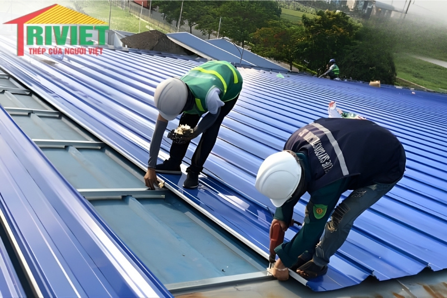 Bảng Báo Giá Tôn Cliplock Việt Nhật Uy Tín, Giá Ưu Đãi Nhất Năm 2026 7 Hướng Dẫn Cách Thi Công Tôn Seamlock